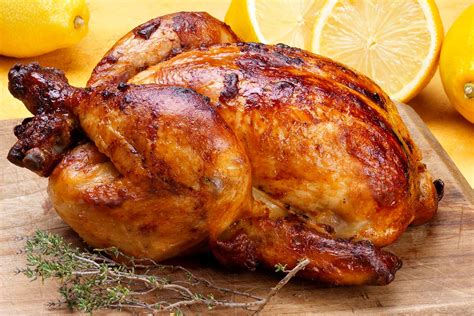 Pollo al horno - Pollo relleno para Navidad, con carne, dátiles y pistachos. Atrévete a cocinar este vistoso 'roti' de pollo navideño. Está relleno de carne picada, dátiles y ...